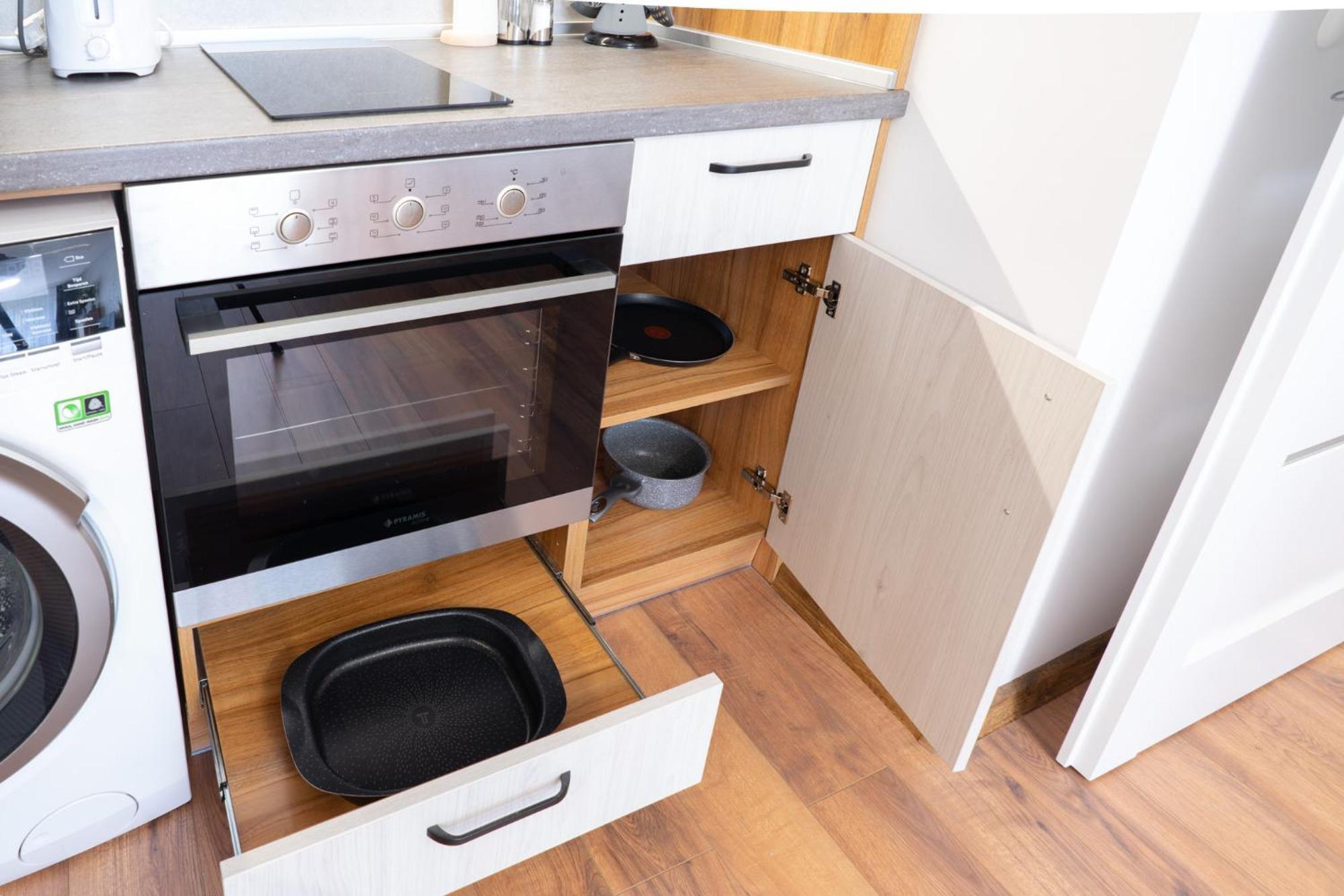 New Modern & Cozy With Free Private Parking And Ev Charging Station Apartment *
